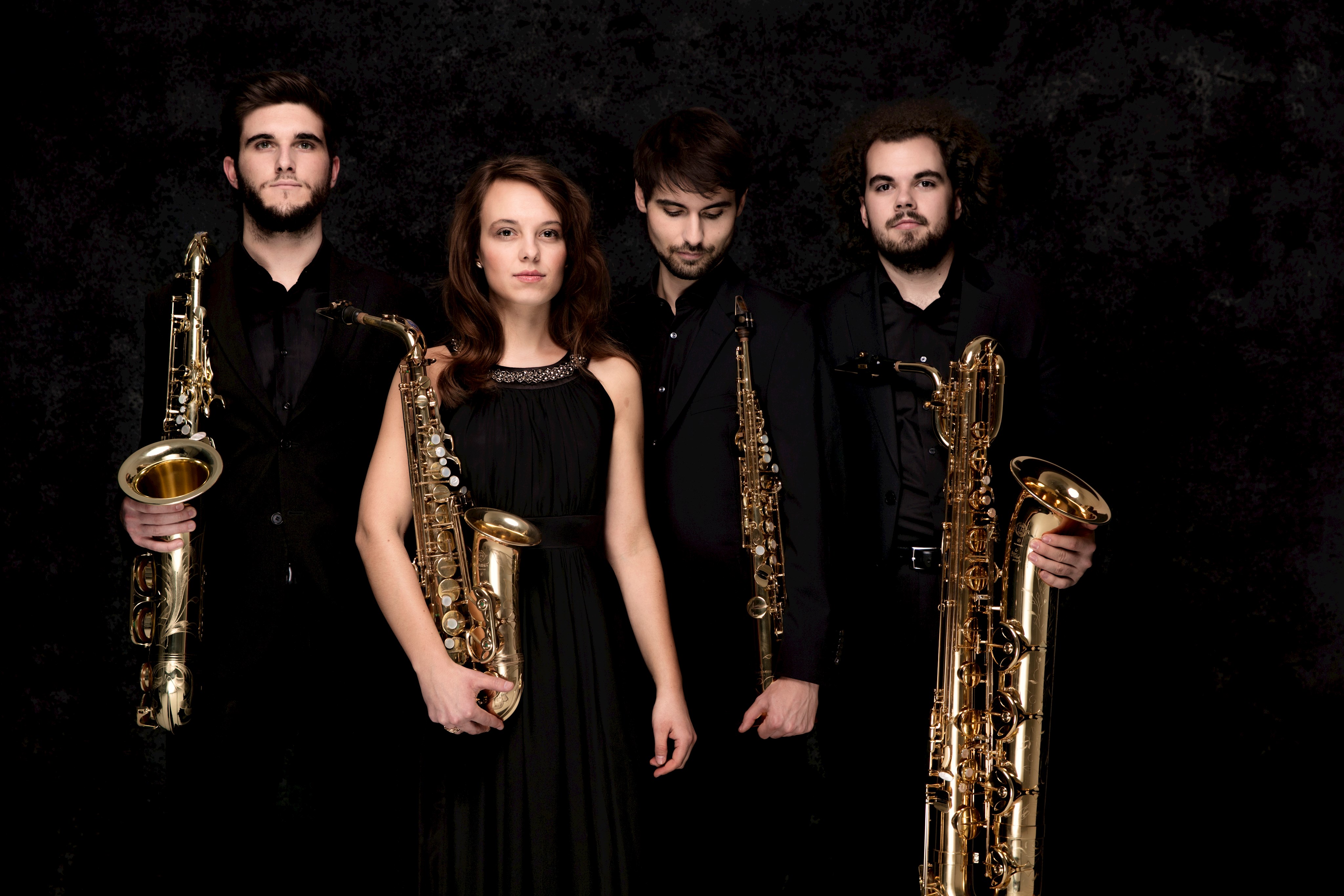 Claus Hierluksch, Sopransaxophon
Ricarda Fuss, Altsaxophon
Edoardo Zotti, Tenorsaxophon
Jure Knez, Baritonsaxophon Leider haben wir keinen Alternativtext zu diesem Bild, aber wir arbeiten daran.